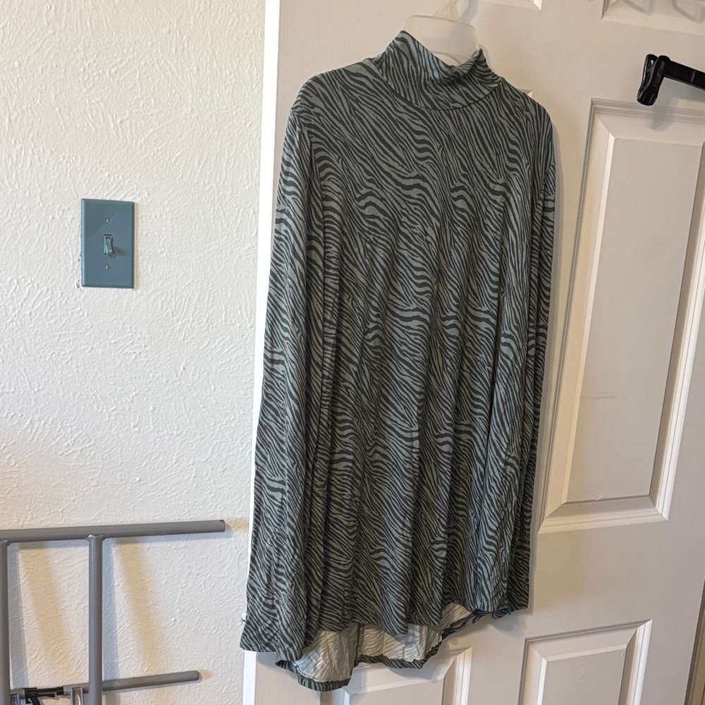 Zebra Print Mock Neck Tunic Top - Gray/Black